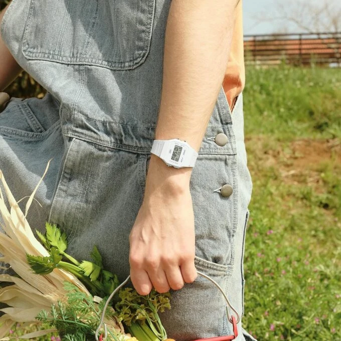 Montre Casio Unisexe F-91WB-7ADF - Chronomètre 1/100s, Alarme, LED verte, Bracelet résine biosourcée, Résistante à l’eau, Verre résine, 7 ans pile, Noir