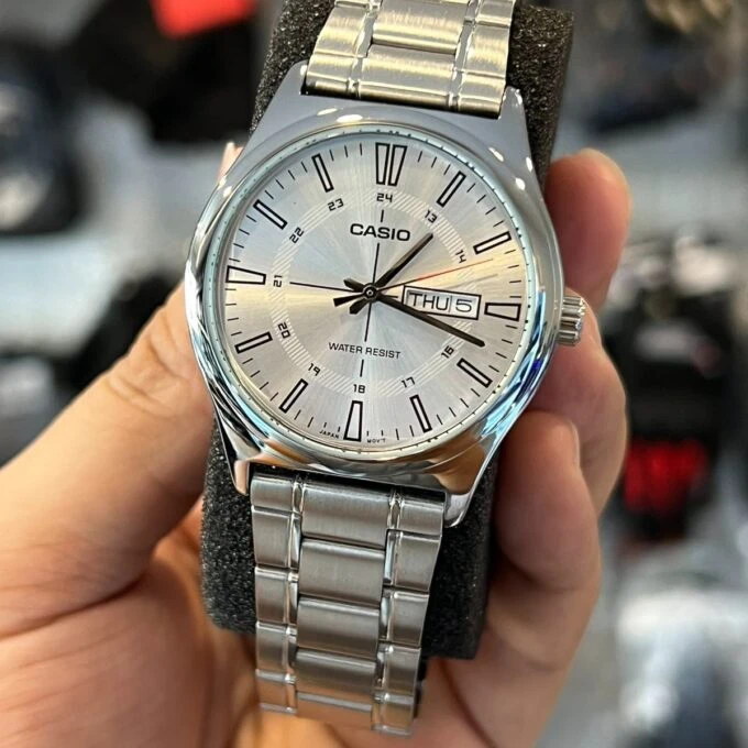 Montre Classique - Casio - Homme - Design Élégant, Bracelet Acier Inoxydable, Cadran Blanc, Résistante à lEau - Métal - Argenté - Référence MTP-V006D-7CUDF