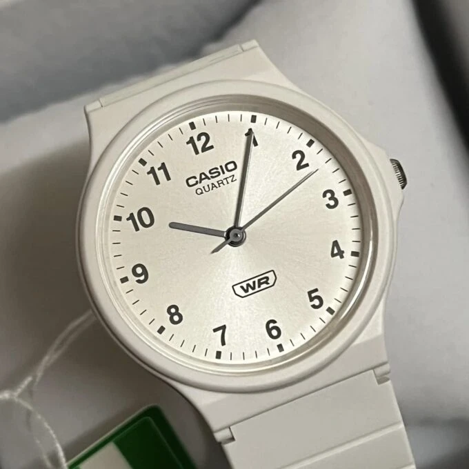 Montre Casio Timeless Femme/Homme - Quartz, Résine Blanche, Étanche 3 ATM, Verre Acrylique - Réf. MQ-24B-7BEF