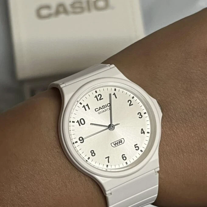 Montre Casio Timeless Femme/Homme - Quartz, Résine Blanche, Étanche 3 ATM, Verre Acrylique - Réf. MQ-24B-7BEF