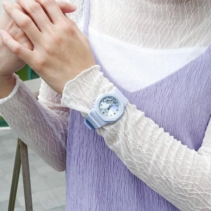 Montre Classique - Casio G-Shock Homme - Résistante aux Chocs, Étanche, Multifonction - Résine - Bleu et Argent - Réf. GMA-P2100SG-2ADR