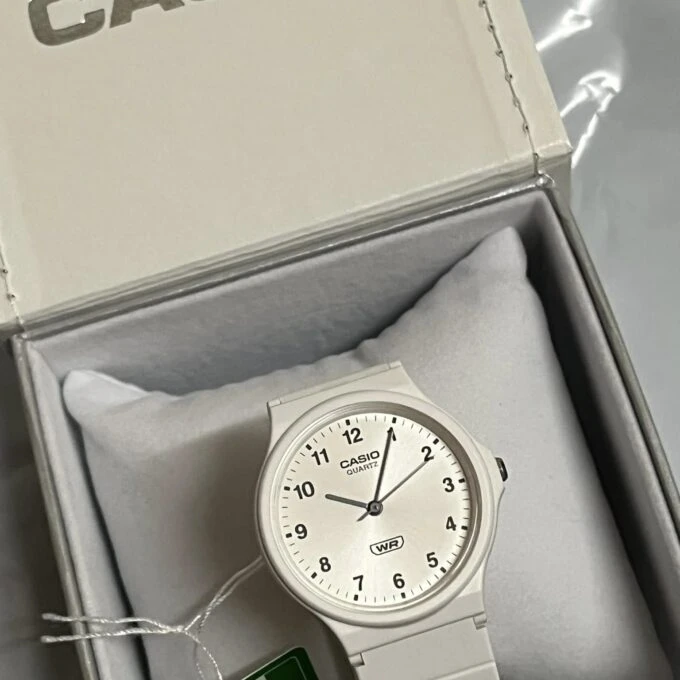 Montre Casio Timeless Femme/Homme - Quartz, Résine Blanche, Étanche 3 ATM, Verre Acrylique - Réf. MQ-24B-7BEF