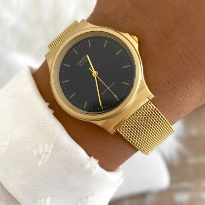 Montre Casio Homme - Bracelet Dorée En Resine -Boitier En Resine - Résistante À L'Eau - 12 Mois De Garantie - Mq-24Mg-1Edf