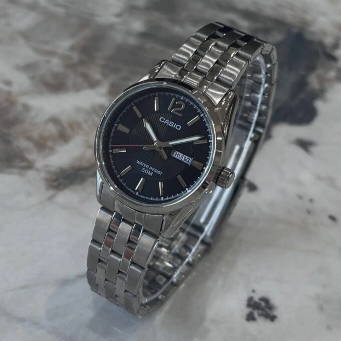 Montre Femme - Casio Collection LTP-1335D-1A2VDF - Quartz Précis, Luminescente, Résistante à l’Eau 5 Bar, Verre Minéral - Acier Inoxydable - Argent - Référence LTP-1335D-1A2VDF