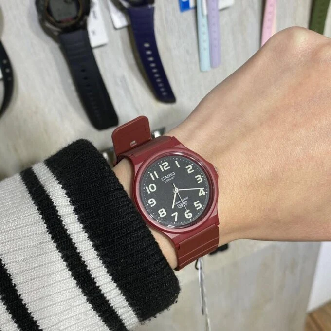 Montre Jeunesse Casio - MQ-24UC-4BDF - Bracelet en Résine Rouge bordeaux - Affichage analogique - Résistant à l'eau