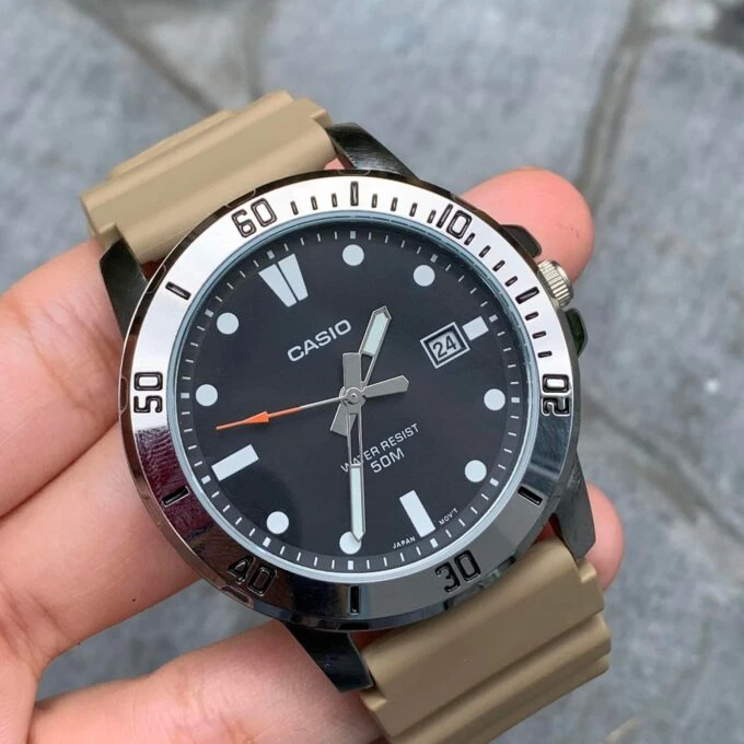 Montre Homme Casio MTP-VD01-5EVUDF - Résine, Verre Minéral, Étanche 50m, Date, Précision ±20s/mois - Marron, 49x45mm