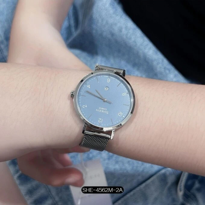 Montre Femme CASIO - Bracelet En Maille Acier Inoxydable - Fermoir Réglable - 50 Mètres - SHE-4562M-2AUDF - Verre Saphir