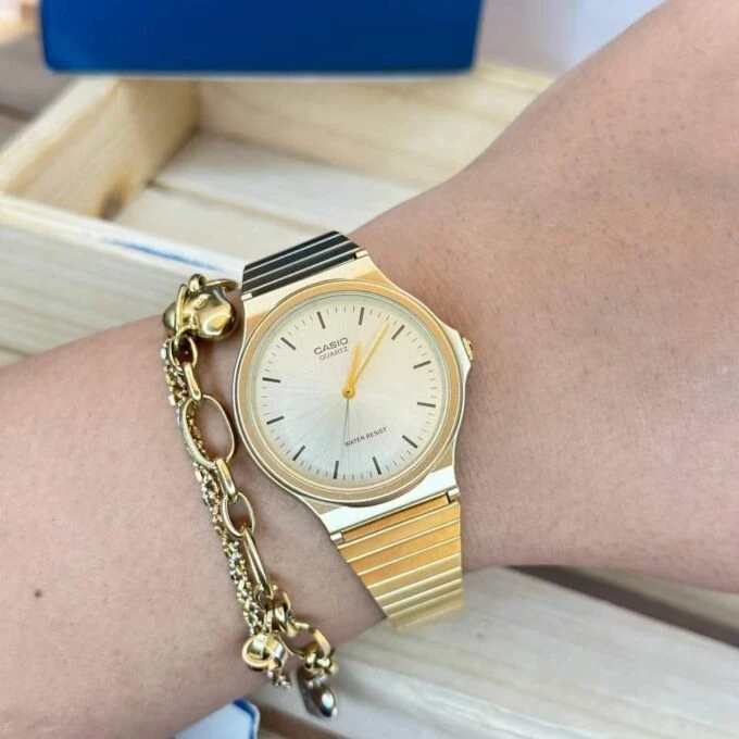 Montre CASIO Unisexe - MQ-24G-9EDF Bracelet Dorée En Résine - Résistante à l'eau - 12 Mois De Garantie