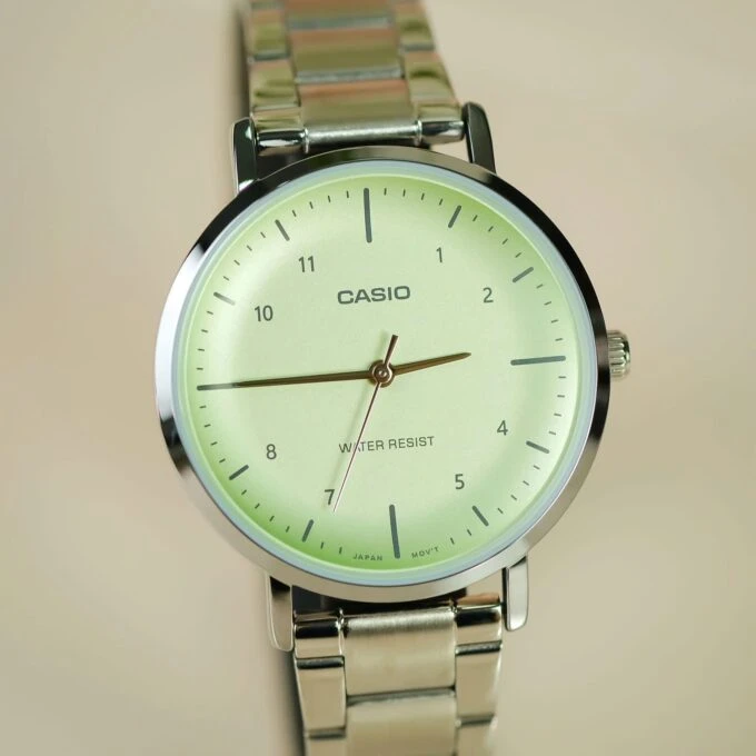 Montre Casio Femme - LTP-VT03D-3BDF – Acier inoxydable, Cadran vert, Affichage analogique, Calendrier jour-date-mois, Bracelet multicolore