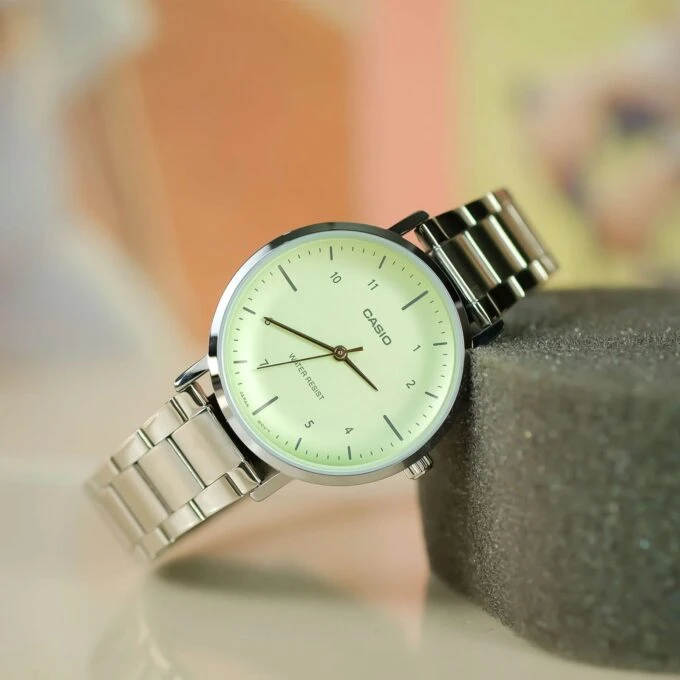 Montre Casio Femme - LTP-VT03D-3BDF – Acier inoxydable, Cadran vert, Affichage analogique, Calendrier jour-date-mois, Bracelet multicolore