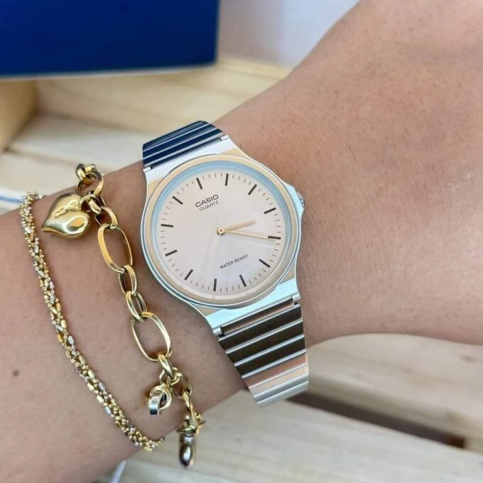 Montre CASIO Unisexe - MQ-24G-9EDF Bracelet Dorée En Résine - Résistante à l'eau - 12 Mois De Garantie