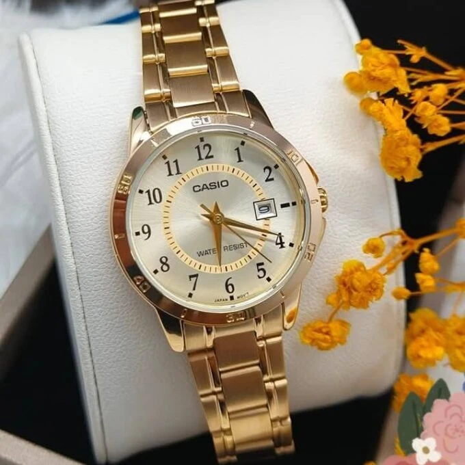 Montre Casio Femme - Bracelet Dorée En Acier Inoxydable - Cadran Jaune - 12 Mois De Garantie - Ltp-V004G-9Budf