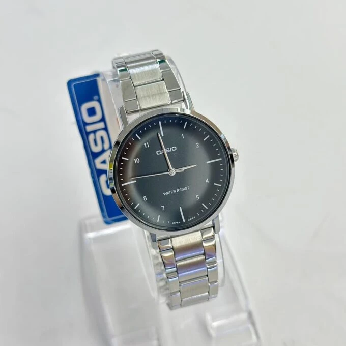 Montre Homme LTP-VT03D-1BDF - Boîtier 40 × 34 × 7,9 mm, Poids 64 g, Bracelet Acier Inoxydable, Résistant à l’Eau, Autonomie 3 ans, Verre Minéral, Précision ±20s/mois, Triple Fermoir, Ref. LTP-VT03D-1BDF