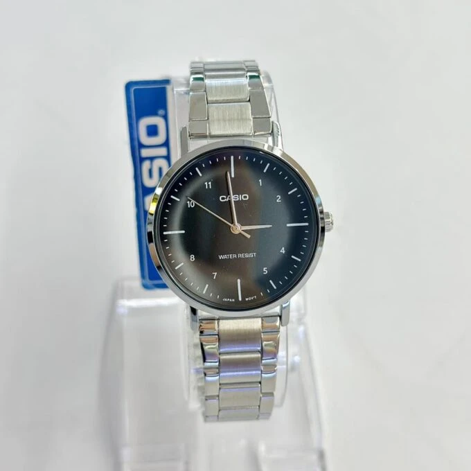 Montre Homme LTP-VT03D-1BDF - Boîtier 40 × 34 × 7,9 mm, Poids 64 g, Bracelet Acier Inoxydable, Résistant à l’Eau, Autonomie 3 ans, Verre Minéral, Précision ±20s/mois, Triple Fermoir, Ref. LTP-VT03D-1BDF