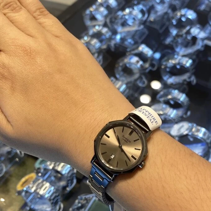 Montre Classique Casio Sheen SHE-4554GY - Design Raffiné avec Verre Saphir et Boucle Déployante - Verre Saphir