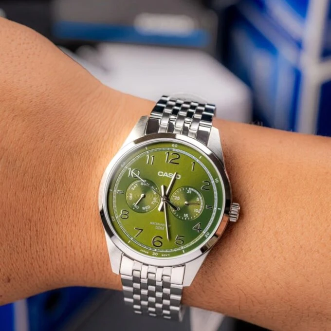 Montre Classique Homme - Casio - Quartz, Acier Inoxydable, Affichage Jour/Date, Étanche 50m, Cadran Vert, Bracelet Argenté - MTP-E340D-3AVDF