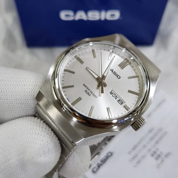 Montre Homme Casio MTP-E735D-7AV - Acier Inoxydable, Cadran Argenté, Affichage Jour/Date, Bracelet Métal - Montres Boutique Aïwatch