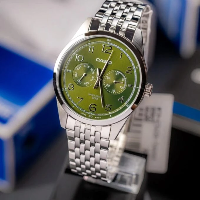 Montre Classique Homme - Casio - Quartz, Acier Inoxydable, Affichage Jour/Date, Étanche 50m, Cadran Vert, Bracelet Argenté - MTP-E340D-3AVDF