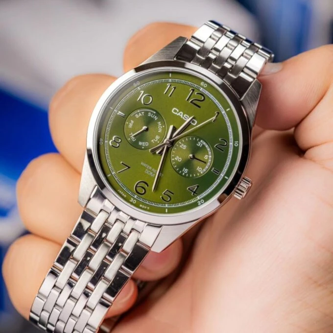 Montre Classique Homme - Casio - Quartz, Acier Inoxydable, Affichage Jour/Date, Étanche 50m, Cadran Vert, Bracelet Argenté - MTP-E340D-3AVDF