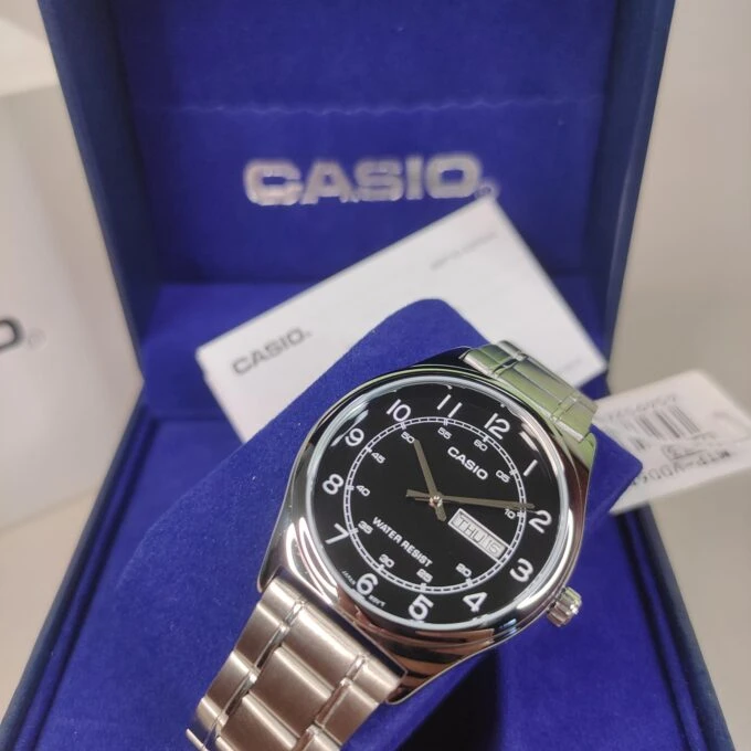 montre homme casio mtp v006d 1b2udf argent marque casio sous marque casio général type de mouvement quartz nom du produit montre bracelet à quartz / mtp v006d 1b2udf origine de la marque japon pays d'origine chine, thaïlande, japon genre hommes forme du boîtier rond matériau du boîtier acier inoxydable affaire fcm saphir synthétique taille du boîtier (mm) 45,1 × 38 × 9,4 couleur du boîtier argent type de cadran analogique couleur du cadran noir type de bande bracelet matériaux du groupe acier inoxydable couleur de la bande argent catégorie montres type de montre montre bracelet