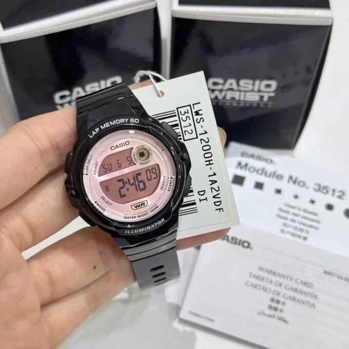 Montre Sport Unisexe Casio LWS-1200H-1A2VDF – Résine Noire, Quartz Digital, Étanche 100m, Cadran Rose, Bracelet Silicone Doré, Forme Carrée – Référence LWS-1200H-1A2VDF
