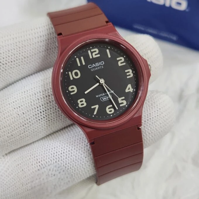 Montre Jeunesse Casio - MQ-24UC-4BDF - Bracelet en Résine Rouge bordeaux - Affichage analogique - Résistant à l'eau