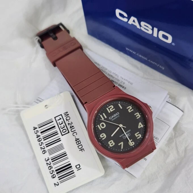 Montre Jeunesse Casio - MQ-24UC-4BDF - Bracelet en Résine Rouge bordeaux - Affichage analogique - Résistant à l'eau