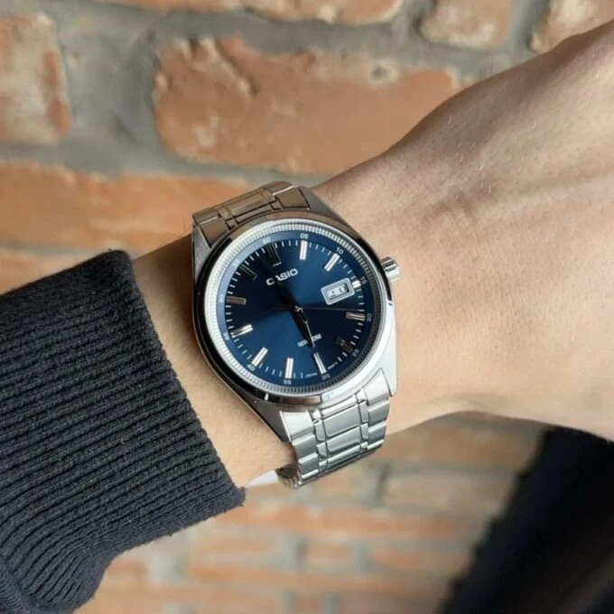 montre homme casio mtp b180d 2avdf – acier inoxydable, bracelet acier, verre minéral, Étanche 50m, date, 3 ans autonomie – argenté/bleu