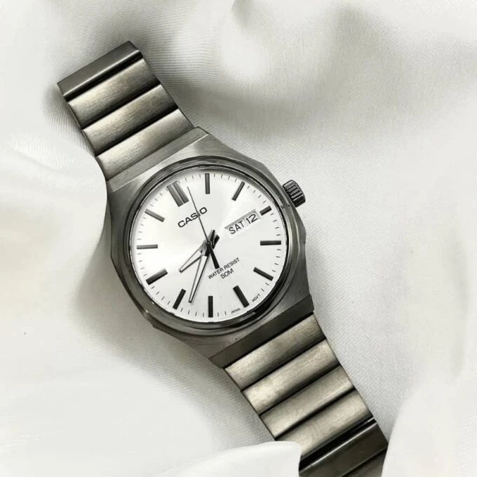 Montre Analogique Homme - Casio Enticer - Quartz, Cadran Argenté, Acier Inoxydable, Etanche - Argent - MTP-E735B-7AVDF