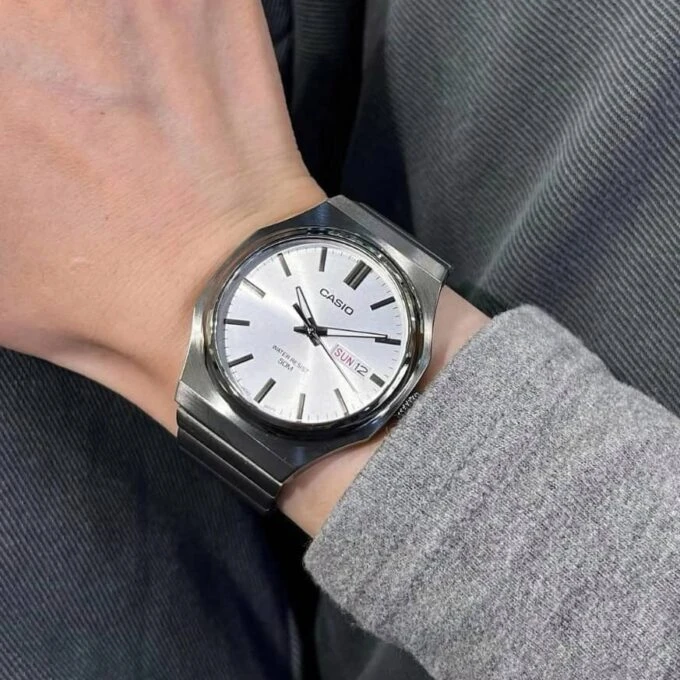 Montre Analogique Homme - Casio Enticer - Quartz, Cadran Argenté, Acier Inoxydable, Etanche - Argent - MTP-E735B-7AVDF