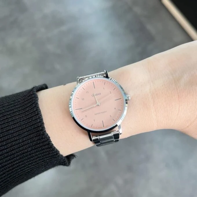 Montre Casio - Femme - Analogique, Chronométrage, Résistante à leau, Autonomie 3 ans - Bracelet Acier Inoxydable - Argent/Rose - LTP-VT03D-4BDF