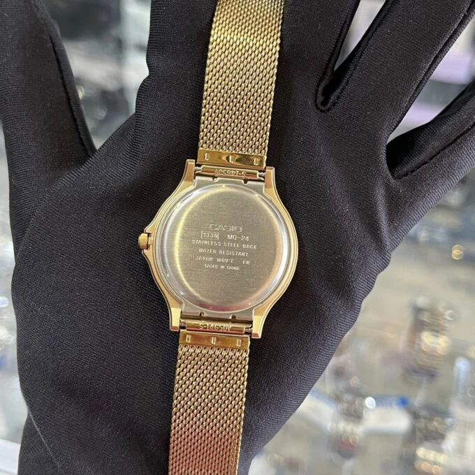 Montre Casio Homme - Bracelet Dorée En Resine -Boitier En Resine - Résistante À L'Eau - 12 Mois De Garantie - Mq-24Mg-1Edf