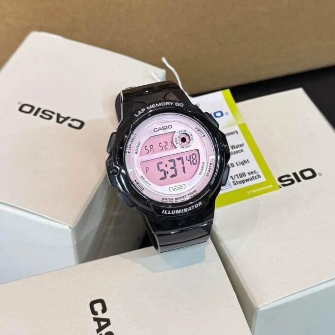 Montre Sport Unisexe Casio LWS-1200H-1A2VDF – Résine Noire, Quartz Digital, Étanche 100m, Cadran Rose, Bracelet Silicone Doré, Forme Carrée – Référence LWS-1200H-1A2VDF