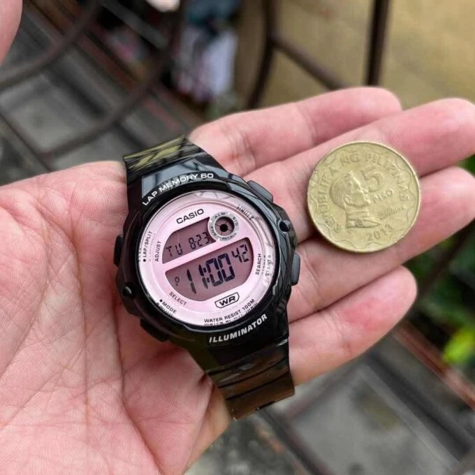 Montre Sport Unisexe Casio LWS-1200H-1A2VDF – Résine Noire, Quartz Digital, Étanche 100m, Cadran Rose, Bracelet Silicone Doré, Forme Carrée – Référence LWS-1200H-1A2VDF