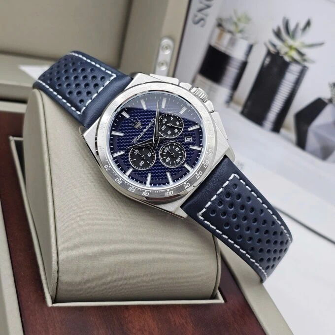 Montre Maserati Homme - Chronomètre - 1/1 seconde, 30 minutes - Calendrier - 43mm Étanche 100m - Cadran Bleu Bracelet Cuir - R8871652001
