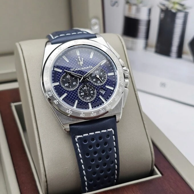 Montre Maserati Homme - Chronomètre - 1/1 seconde, 30 minutes - Calendrier - 43mm Étanche 100m - Cadran Bleu Bracelet Cuir - R8871652001