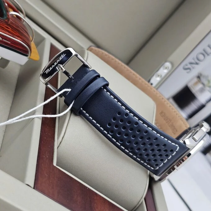 Montre Maserati Homme - Chronomètre - 1/1 seconde, 30 minutes - Calendrier - 43mm Étanche 100m - Cadran Bleu Bracelet Cuir - R8871652001