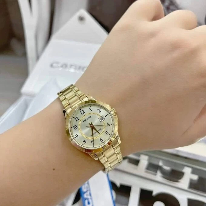 Montre Casio Femme - Bracelet Dorée En Acier Inoxydable - Cadran Jaune - 12 Mois De Garantie - Ltp-V004G-9Budf