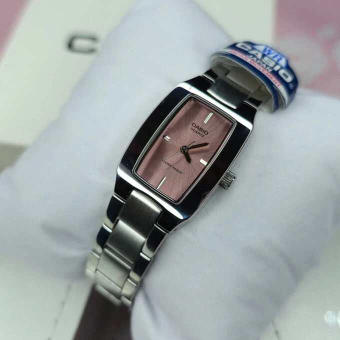 Montre CASIO Femme - LTP-1165A-4CDF - Bracelet Gris En Acier Inoxydable - Résistante à l'eau - 12 Mois De Garantie