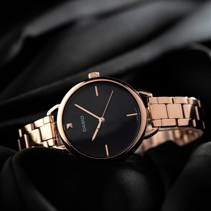 Montre Femme Casio - LTP-E415PG-1CDF - Bracelet en Acier inoxydable doré - Affichage analogique - Résistant à l'eau