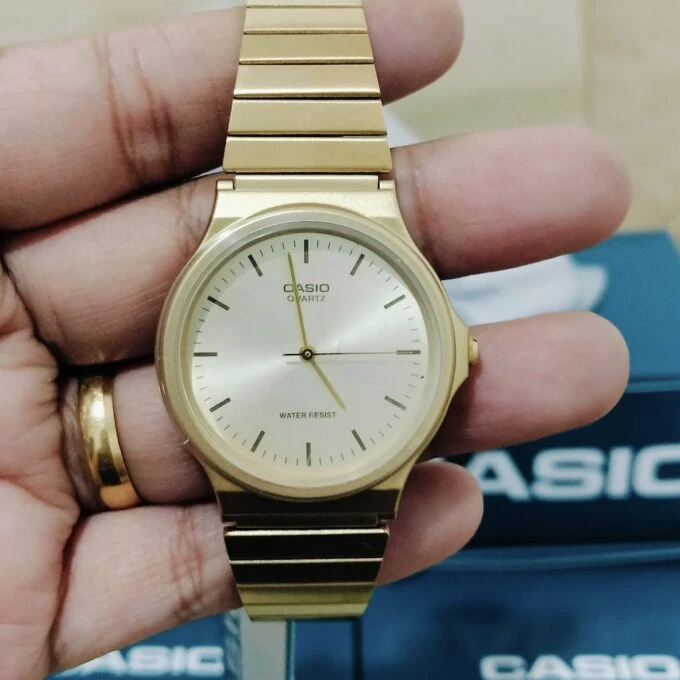 Montre CASIO Unisexe - MQ-24G-9EDF Bracelet Dorée En Résine - Résistante à l'eau - 12 Mois De Garantie