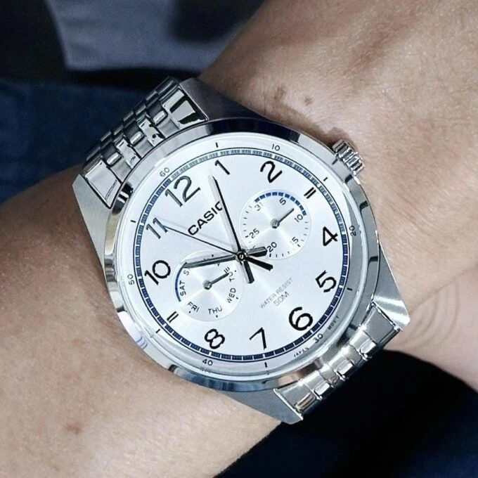 Montre Classique Homme - Casio - Acier Inoxydable, Quartz, Étanche 50m, Bracelet Métal, Cadran Argenté - Référence MTP-E340D-7AVDF