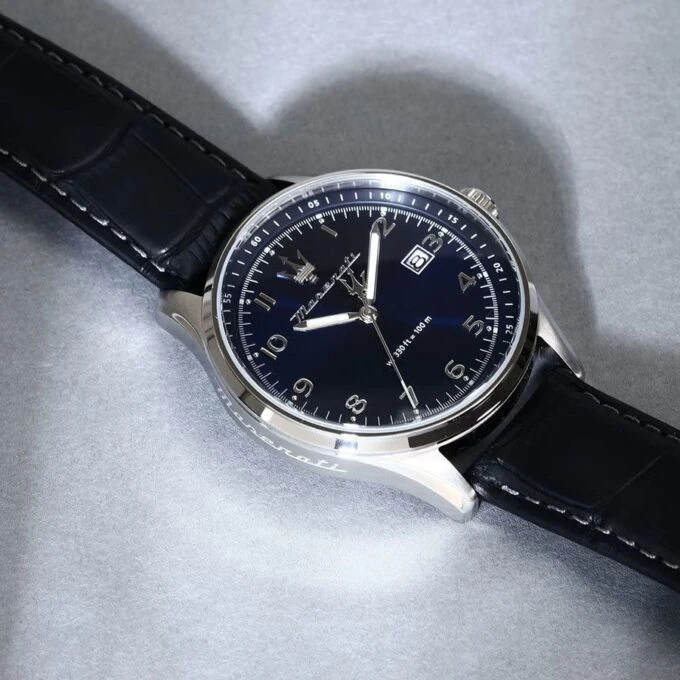 montre maserati sorpasso – r8851124003 – boîtier inox 42 mm – mouvement miyota – bracelet en cuir – cristal minéral – résistante à l'eau 10 atm (adaptée à la natation) – garantie 2 ans.