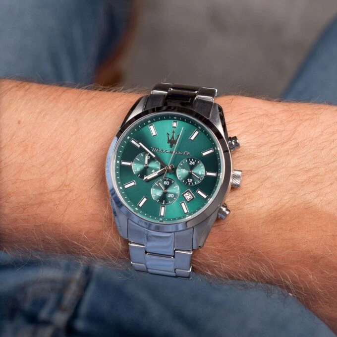 Montre Homme Maserati Attrazione – R8853151017 – Boîtier Acier Inoxydable 43 mm – Cadran Vert Sunray – Mouvement Analogique – Bracelet Acier Inoxydable – Pierre Zircon Noire – Résistante à l’Eau 5 ATM – Boucle Déployante à Sécurité – Garantie Maserati.