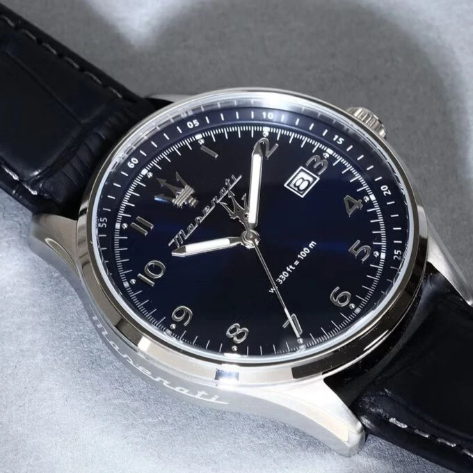 Montre Maserati Sorpasso – R8851124003 – Boîtier Inox 42 mm – Mouvement Miyota – Bracelet en Cuir – Cristal Minéral – Résistante à l'Eau 10 ATM (Adaptée à la Natation) – Garantie 2 Ans.