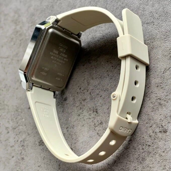 Montre Homme Casio Vintage - A100WEF-8ADF - Bracelet en Résine - Résistant à l'eau