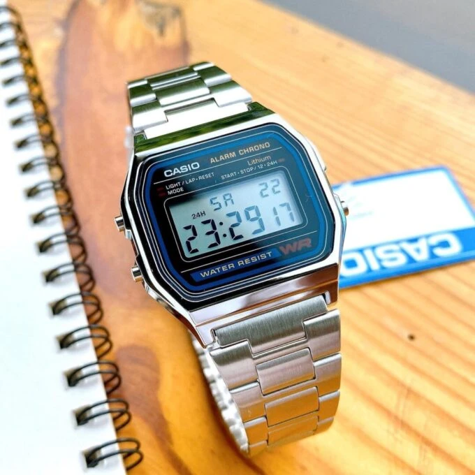 Montre Casio Vintage Unisexe - A158WA-1DF Bracelet Gris En Acier Inoxydable -Résistante à l'eau - 12 Mois De Garantie