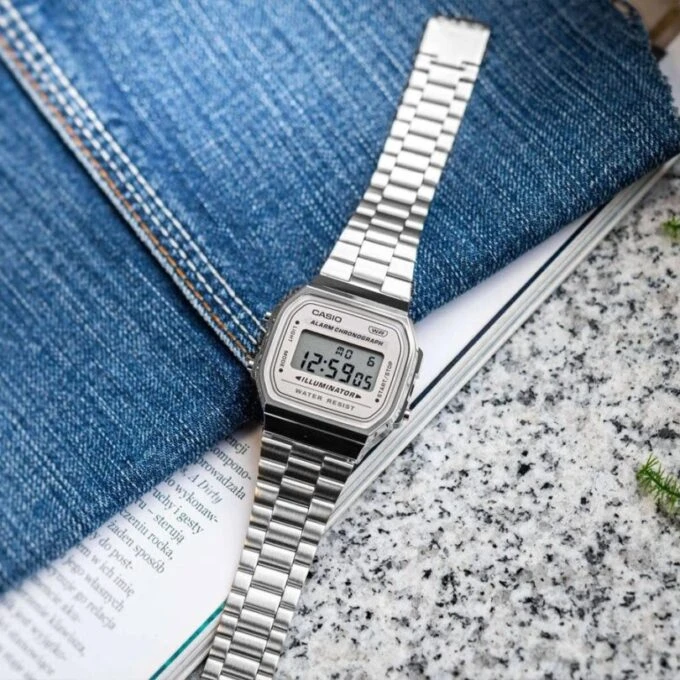 Montre Classique Homme Casio A168WA-8AYDF - Bracelet Acier Inoxydable, Affichage Digital, Étanche, Style Vintage - Argent - Référence A168WA-8AYDF