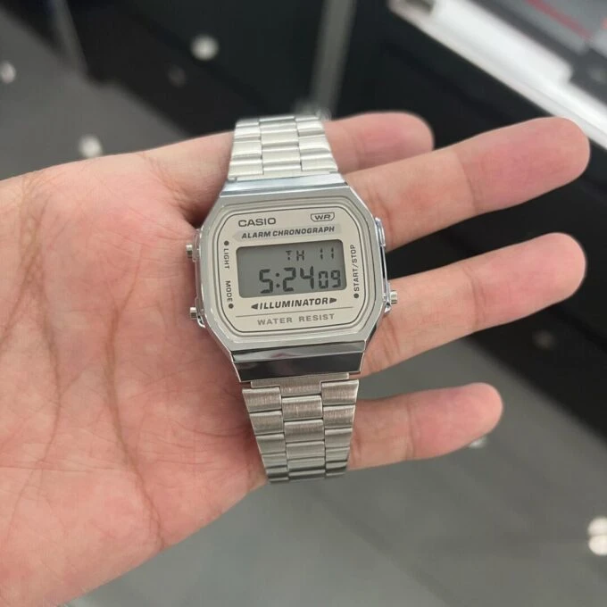 Montre Classique Homme Casio A168WA-8AYDF - Bracelet Acier Inoxydable, Affichage Digital, Étanche, Style Vintage - Argent - Référence A168WA-8AYDF