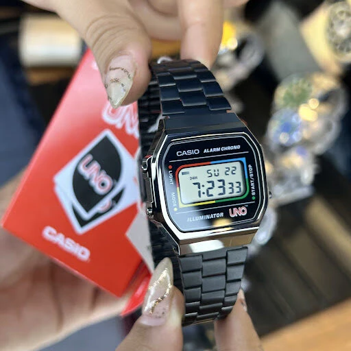 Casio Vintage x UNO, Montre A168WEUC-1ADR - Design Classique et Fonctionnalités Pratiques